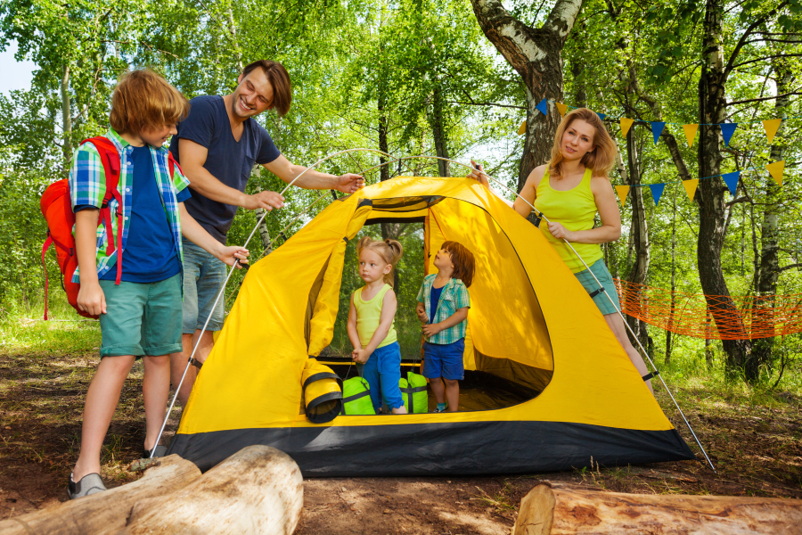 famille dans une tente de Camping en Angle