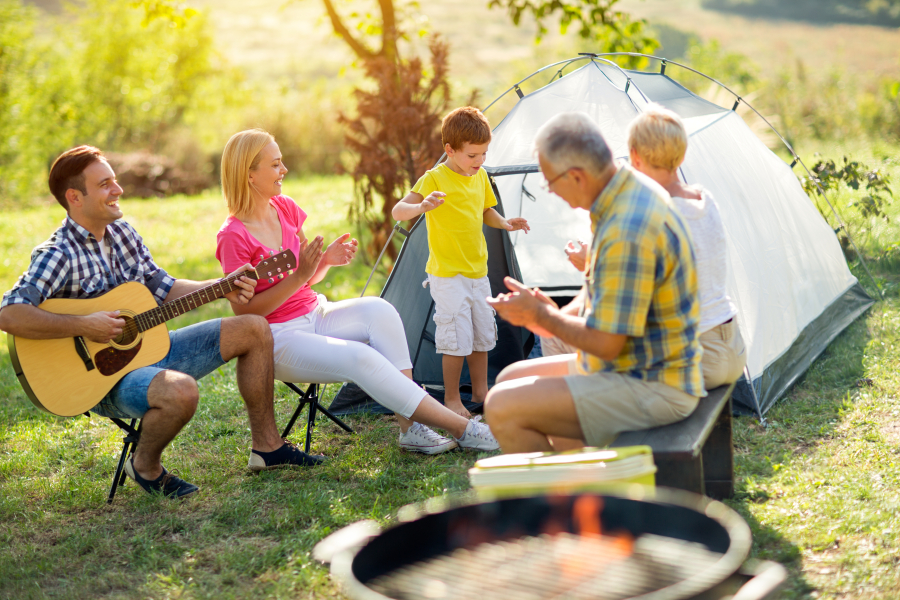 famille dans une tente de Camping en Angle