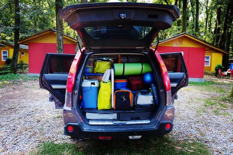 voiture dans un terrain de camping dans le Medoc